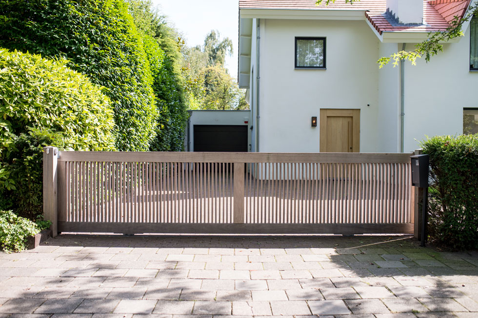 Habubu naast Pelagisch Preza Poorten Houten schuifpoort - Preza Poorten