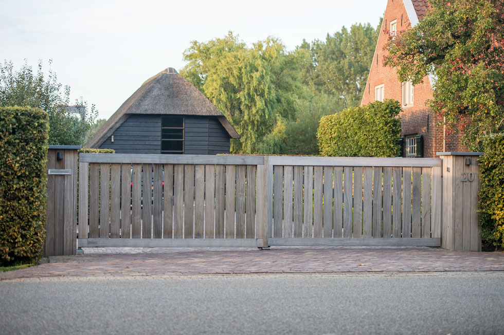 uitspraak mooi Springplank Preza Poorten Hardhouten poort bij monumentale boerderij - Preza Poorten