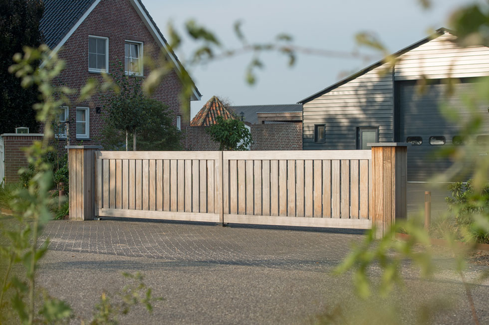 Adviseur munt Afleiden Preza Poorten Brede poort geeft toegang tot bedrijfsterrein - Preza Poorten