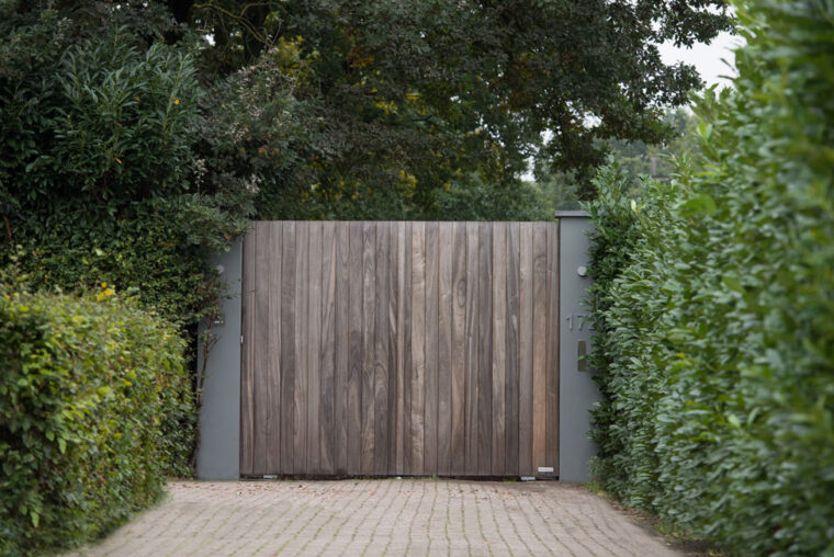 Optimale privacy met hoge dichte poort in Udenhout
