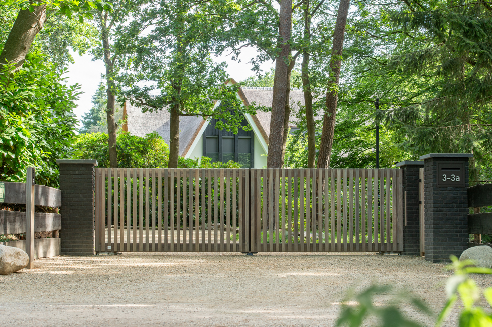Houten poort oprit op maat